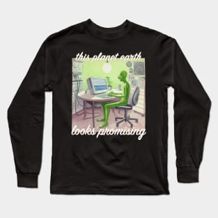 This Planet Earth Looks Promising - alien escape Long Sleeve T-Shirt